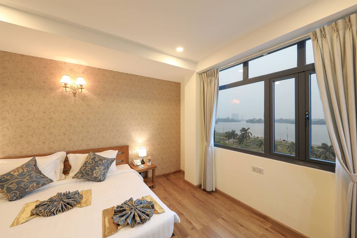 Deluxe Room, Lake View | Desk, rollaway beds (surcharge), WiFi (free)