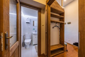 Dusche, Haartrockner, Hausschuhe, Handtücher