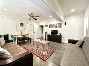 TV, DVD player, books - Cozy Apartment unit is Available to Rent (Long Beach)