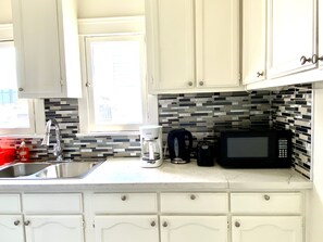 Fridge, microwave, oven, stovetop - Cozy Apartment unit is Available to Rent (Long Beach)