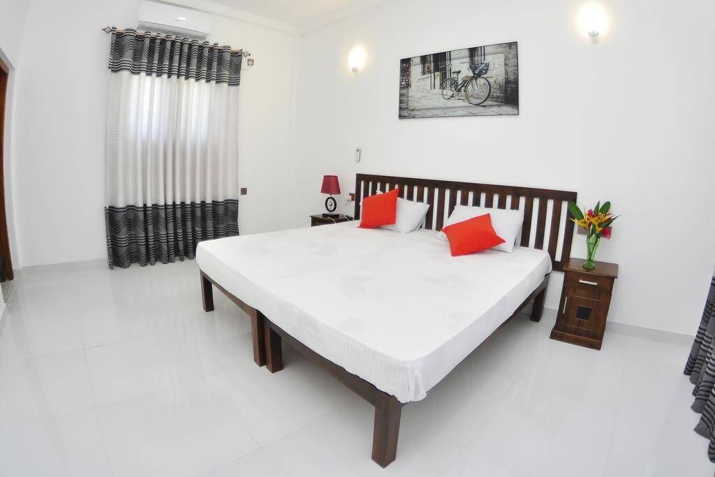 4 habitaciones, tabla de planchar con plancha, wifi y ropa de cama 