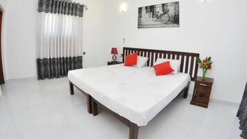 4 habitaciones, tabla de planchar con plancha, wifi y ropa de cama