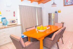 Dining - Longest Raro retreat (Tupapa)
