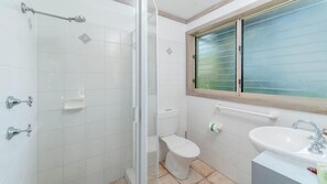 Bruser, hårtørrer, håndklæder