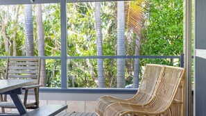 Outdoor dining - Angourie Palms - Located in a fabulous location walking distance to Angourie surfing beaches. (Angourie)