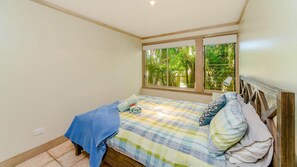 4 bedrooms, iron/ironing board, WiFi, bed sheets - Angourie Palms - Located in a fabulous location walking distance to Angourie surfing beaches. (Angourie)