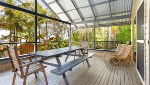 Outdoor dining - Angourie Palms - Located in a fabulous location walking distance to Angourie surfing beaches. (Angourie)