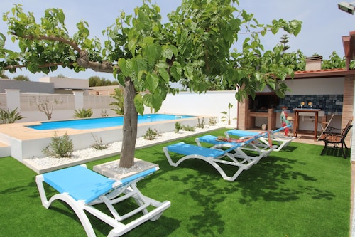 CASA NOELIA,Ideal house for your holidays near the sea, free wifi, optional air conditioning, private pool, pets allowed, dog’s beach