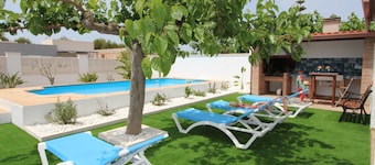CASA NOELIA,Ideal house for your holidays near the sea, free wifi, optional air conditioning, private pool, pets allowed, dog’s beach