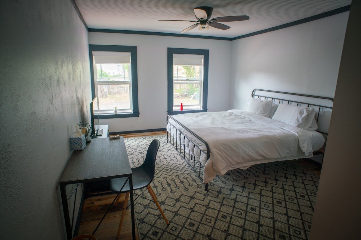 Romantisches Zimmer, 1 King-Bett, Parkblick, zum Innenhof hin