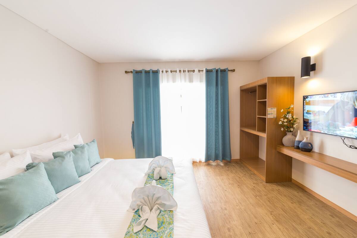 Deluxe with Pool Access (1 Bed) | Minibar, free WiFi, bed sheets