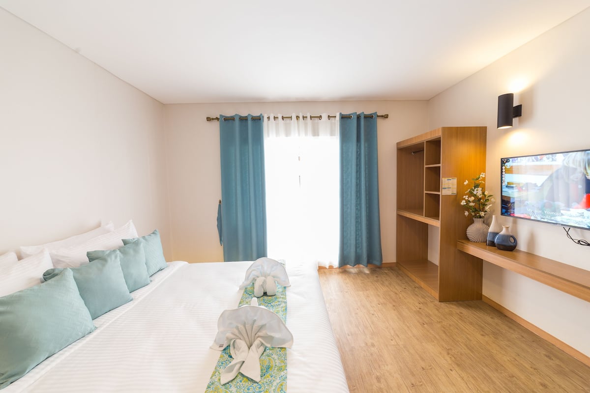 Deluxe with Pool Access (1 Bed)