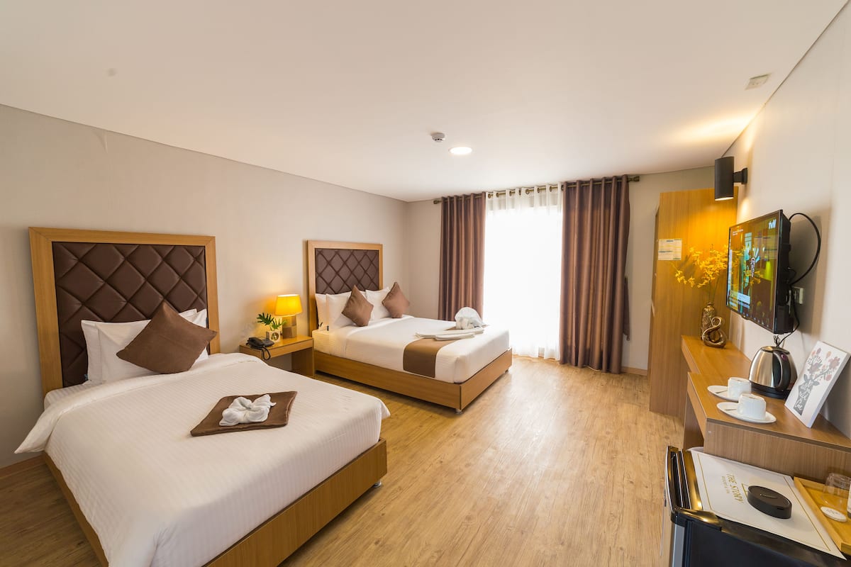 Minibar, free WiFi, bed sheets