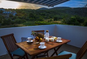 Outdoor dining - Enjoy your private pool and outdoor kitchen (Marina)