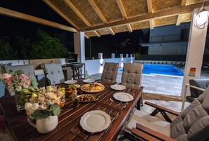 Outdoor dining - Enjoy your private pool and outdoor kitchen (Marina)