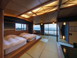 Ropa de cama de alta calidad y caja de seguridad en la habitación 