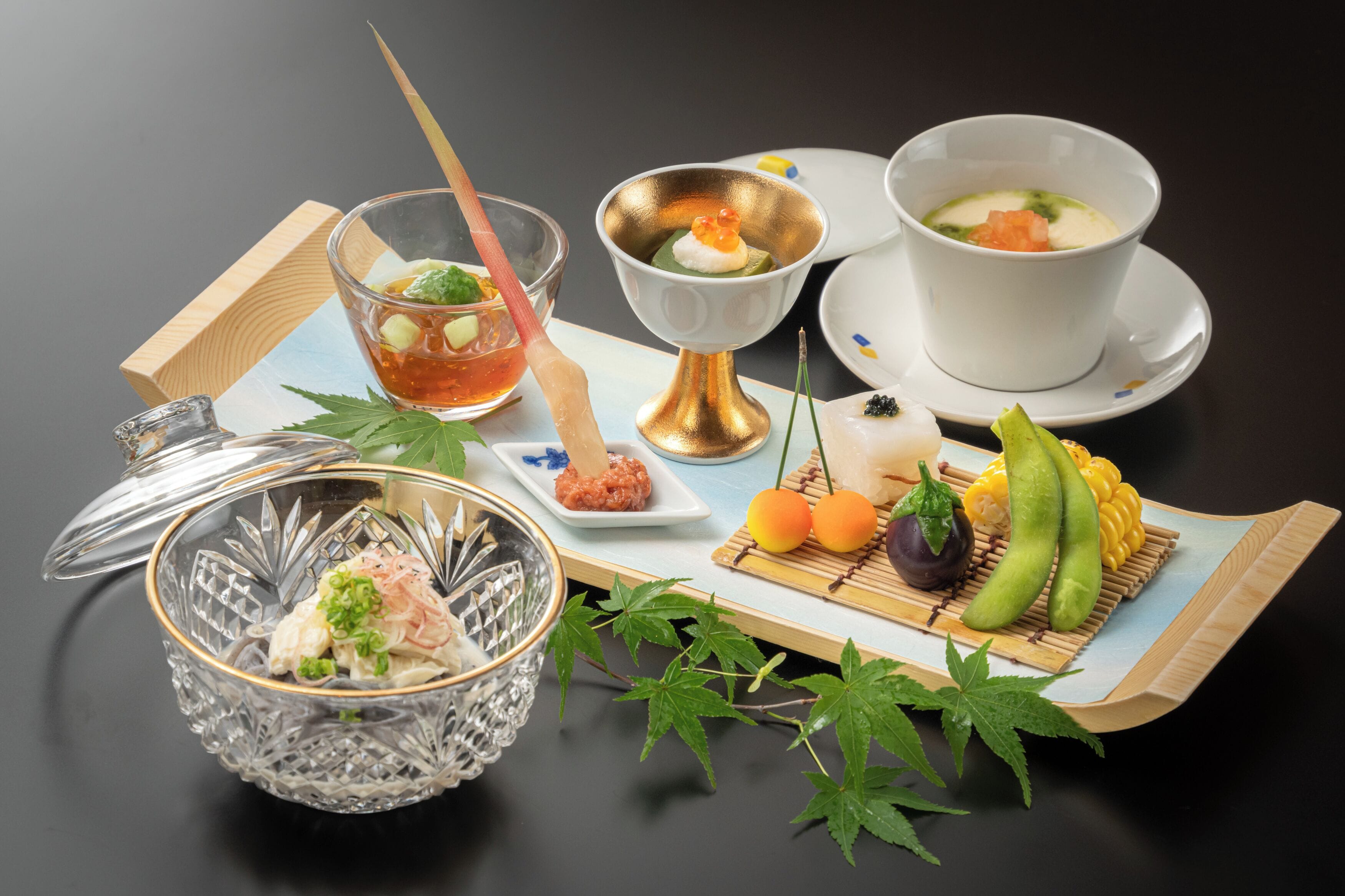 Una comida tradicional japonesa con diversos platos y utensilios.