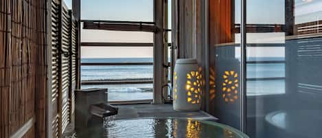 Special Modern Japanese-Style Room with Open-Air Bath (Not provided for children aged 3 and under wh | Baño | Tina y regadera independientes y amenidades de baño gratuitas