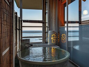 Special Modern Japanese-Style Room with Open-Air Bath (Not provided for children aged 3 and under wh | ห้องน้ำ | อ่างอาบน้ำและฝักบัวแยกจากกัน, ของใช้ในห้องน้ำฟรี, ไดร์เป่าผม