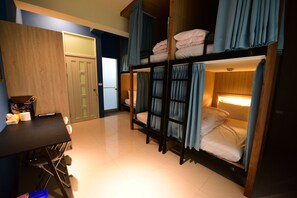 Yhteismajoitus, sekamajoitus | Ylelliset vuodevaatteet, pillowtop-patjalliset sängyt, työpöytä