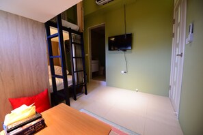 基本3床女生宿舍的 1 個床位 | 高級寢具、舒適加層、書桌、筆電工作空間