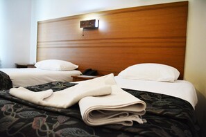 Escritorio y espacio para trabajar con laptop