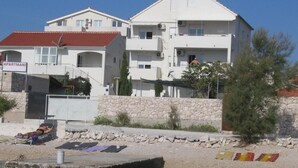 Un bâtiment à deux étages, doté d’un mur en pierre et d’un drapeau.