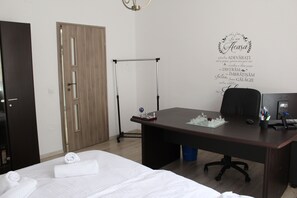 3 bedrooms, desk, iron/ironing board