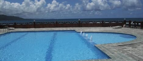Una piscina al aire libre