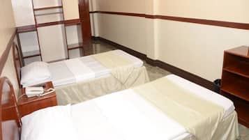 Habitación Deluxe con 2 camas individuales | Tabla de planchar con plancha