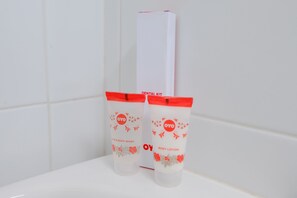 Standard Twin Room | Bathroom amenities | Shower, rainfall showerhead, towels