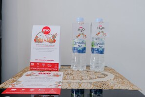 Standard Twin Room | Room amenity - OYO 995 Alice's Homestay Syariah (Jember)