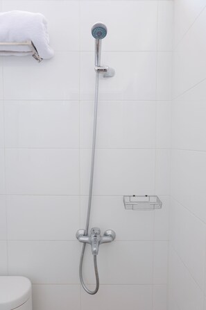 Standard Double Room | Bathroom shower - OYO 995 Alice's Homestay Syariah (Jember)