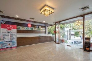 ฝ่ายต้อนรับ