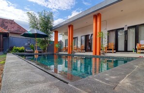 Outdoor pool, pool umbrellas, pool loungers - JnJ Guest House (Penida Island)