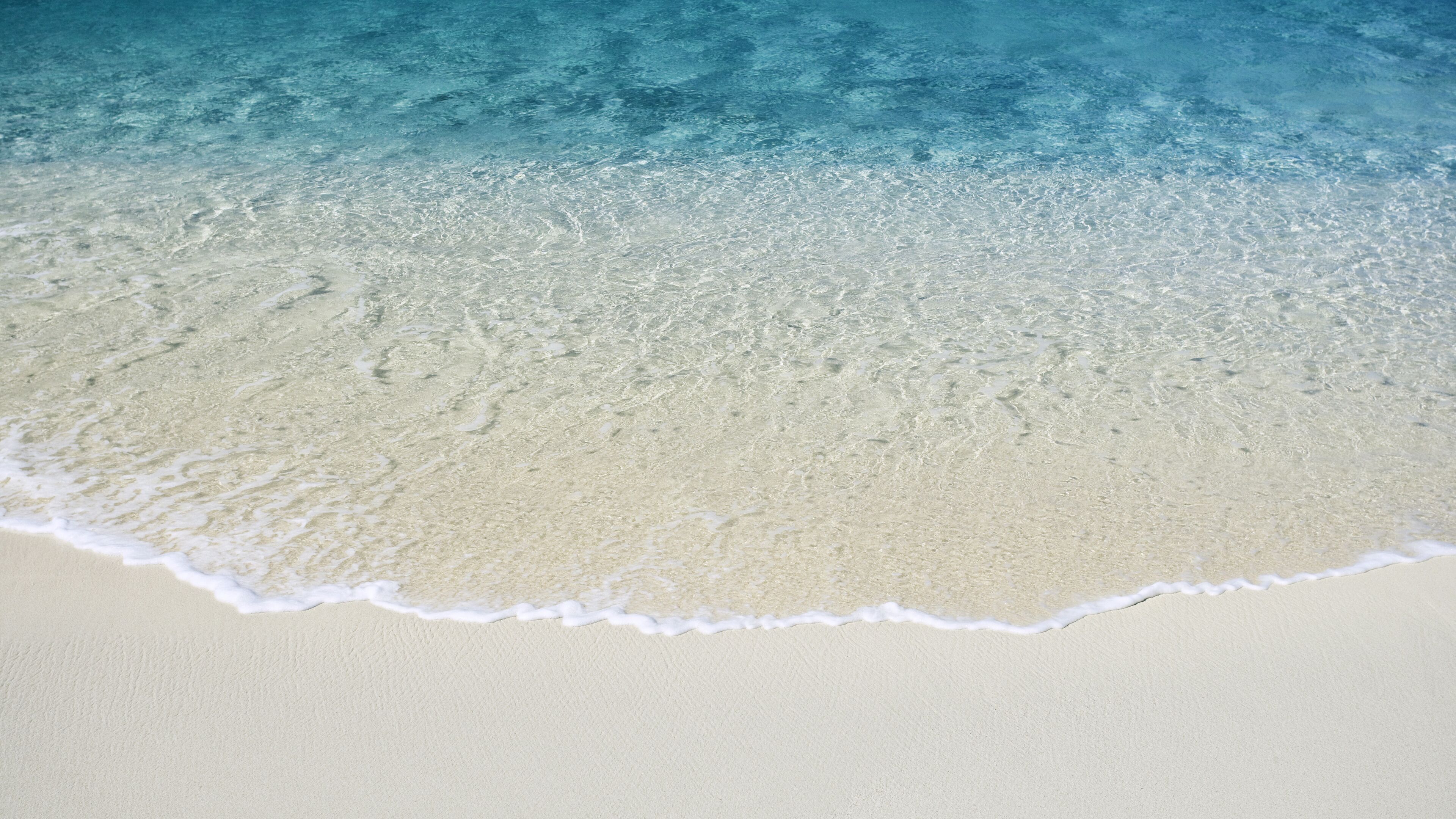Na praia, espreguiçadeiras, toalhas de praia 