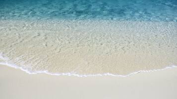 Na praia, espreguiçadeiras, toalhas de praia