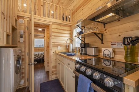 Oven. ☆ Luxurious Tiny House ☆ Rocky Mountain Getaway