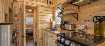 ☆ Luxurious Tiny House ☆ Rocky Mountain Getaway