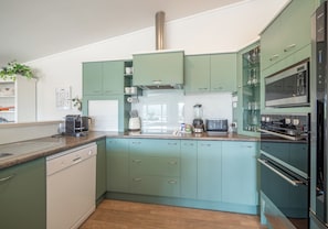 Fridge, microwave, oven, stovetop - Natural Lake and widespread views with family sized apartment/house (Motueka)