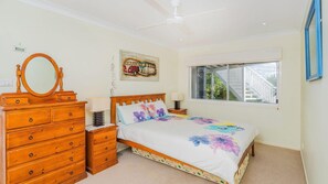 5 bedrooms, iron/ironing board, bed sheets