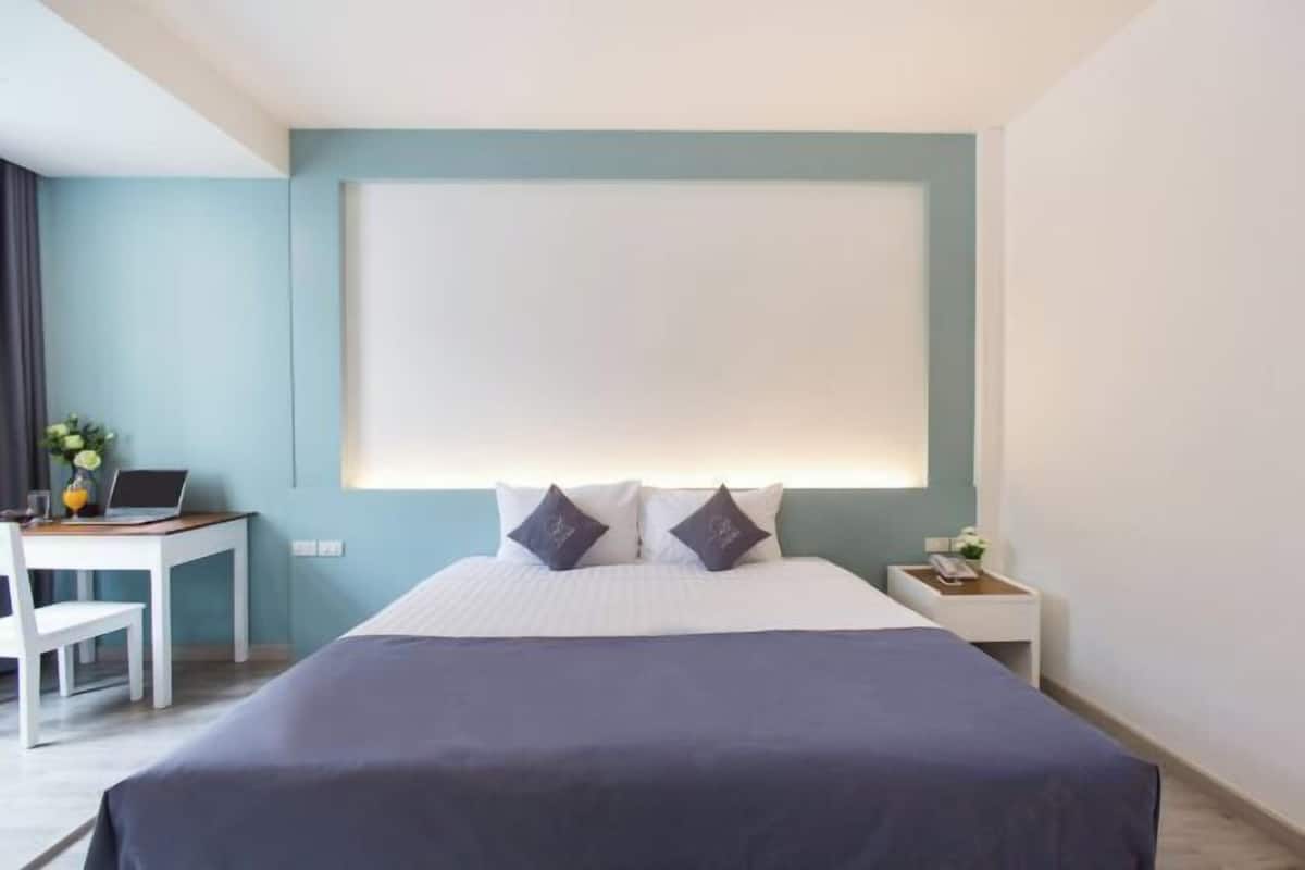 Desk, blackout drapes, rollaway beds, free WiFi