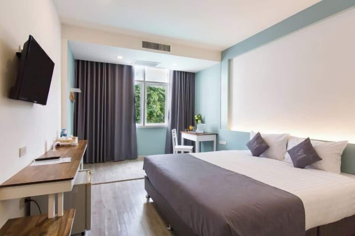 Desk, blackout drapes, rollaway beds, free WiFi