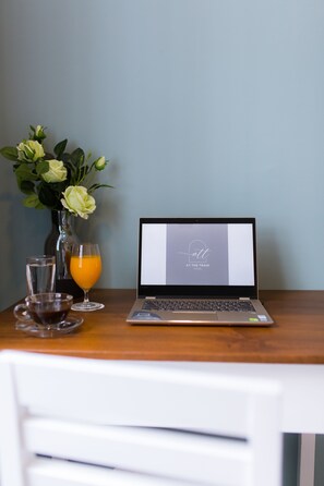 Standard Double Room | In-room business center - At the train (Chiang Mai)