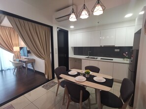 Zimmer (Jupiter Suites Studio) | Eigene Kochnische | Kühlschrank, Mikrowelle, Herdplatte, Wasserkocher