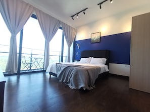 Un dormitorio con una cama, ventanas amplias y vistas al exterior.