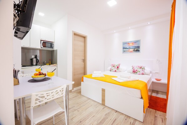 Iron/ironing board, WiFi, bed sheets