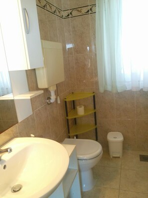 Combined shower/bathtub, hair dryer, towels, soap - Air-conditioned apartment 250 m from the beach with private boat mooring (Medulin Pula,)