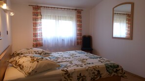 2 bedrooms, iron/ironing board, free WiFi, bed sheets - Air-conditioned apartment 250 m from the beach with private boat mooring (Medulin Pula,)