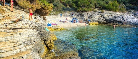 Una spiaggia nelle vicinanze